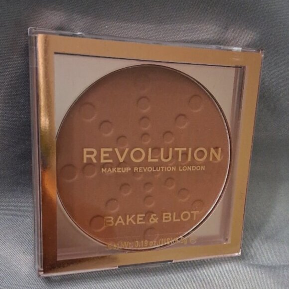 NEW - Makeup Revolution Bake and Blot Pressed Powder Matte Finish - Deep Dark - Picture 1 of 3